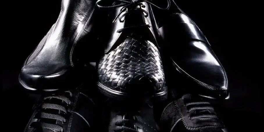 Chaussures homme élégantes, empilées dans une composition artistique, démontrant confort et style.