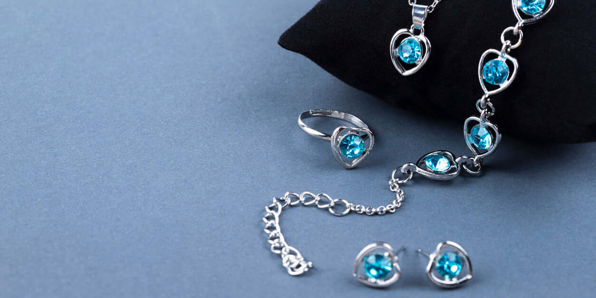 Bijoux en argent avec gemmes bleues, colliers créateurs argent plaqué or en design intemporel.