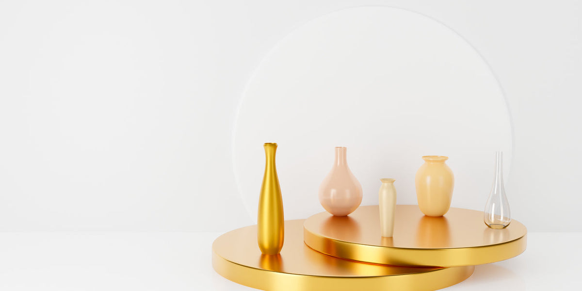 Haut de gamme décoration intérieure avec des vases raffinés sur des plateaux dorés chez LUXTORE Concept Store.