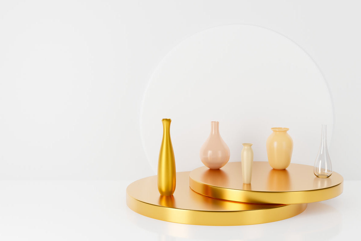 Vases en verre et céramique sur des plates-formes dorées pour haut de gamme décoration intérieure.