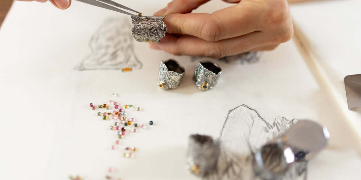 Bagues homme chez LUXTORE : or, argent, plaqué or. Des créations de caractère pour un style affirmé et raffiné, entre artisanat et design contemporain.