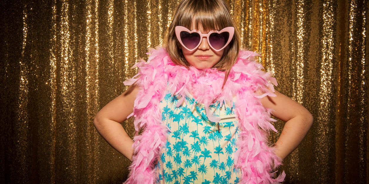 Chez LUXTORE, les vêtements fille allient douceur, qualité et poésie. Des pièces choisies pour leur charme, leurs matières naturelles et leur finition soignée, pensées pour accompagner chaque instant de l’enfance avec élégance.