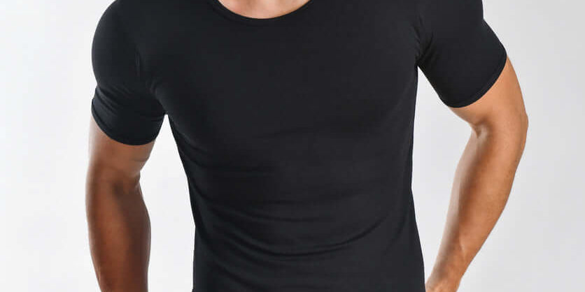 Homme souriant portant des sous-vêtements en noir, représentant le confort sous-vêtements homme.