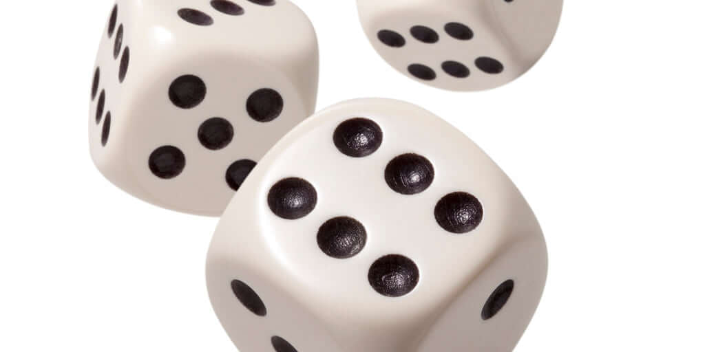 Luxe jeux de société avec des dés en ivoire, illustrant l'élégance et l'art du jeu chez LUXTORE.