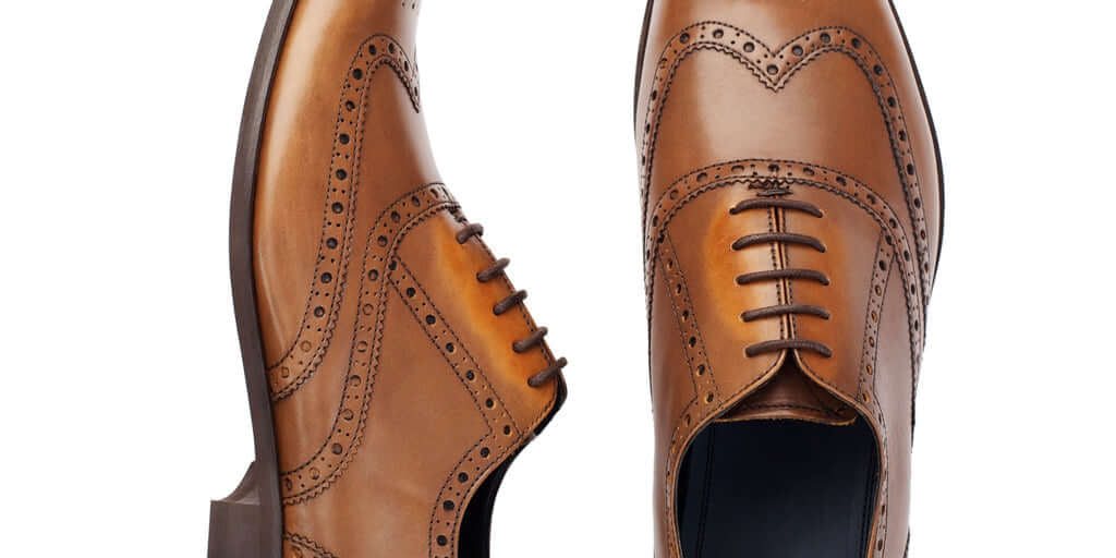 Chaussures de ville pour homme en cuir, modèle richelieu marron avec finitions élégantes.