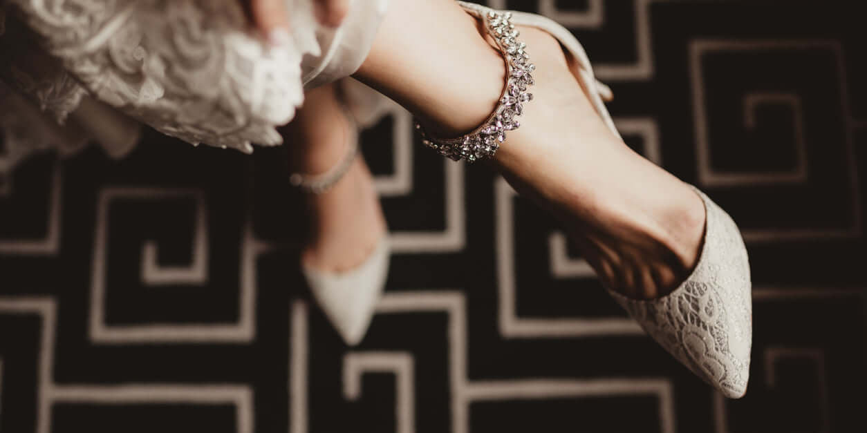 Chaînes de cheville en plaqué or ou argent, perles ou mailles graphiques : des bijoux délicats et raffinés à porter au quotidien. Sélection exclusive de créateurs chez LUXTORE, entre élégance discrète et allure affirmée.