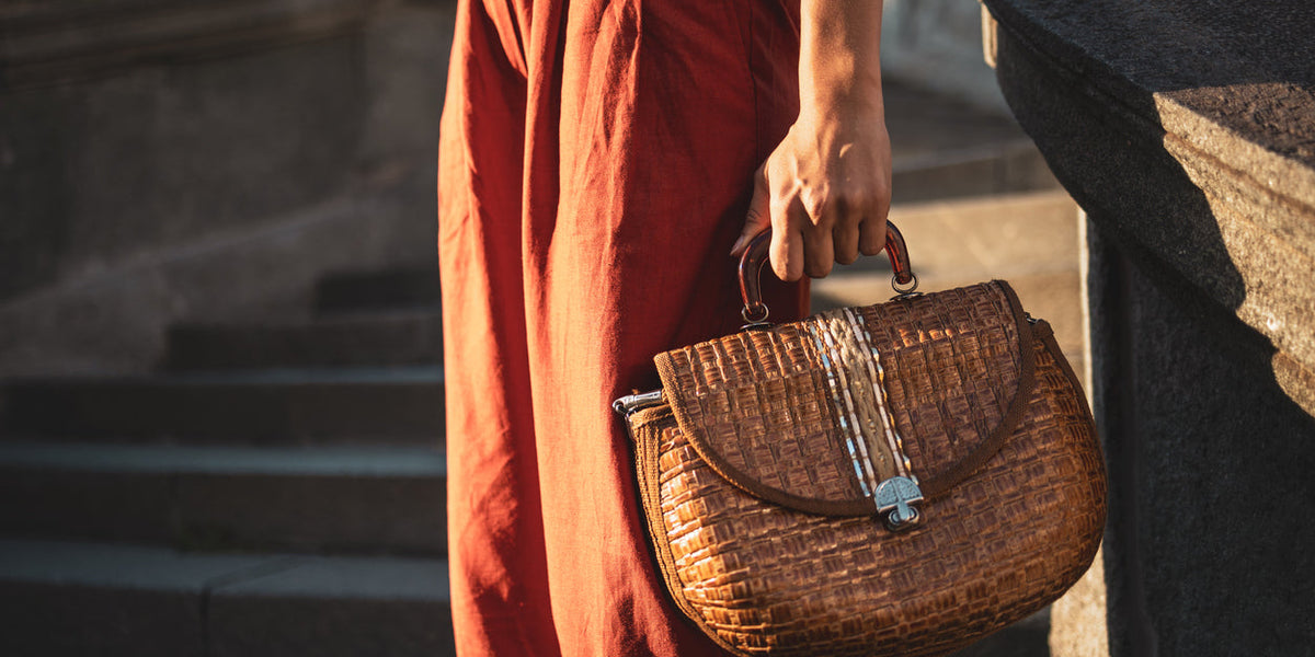 Femme portant un sac marron en osier, élégance casual-chic, casual chic denim bags for women.