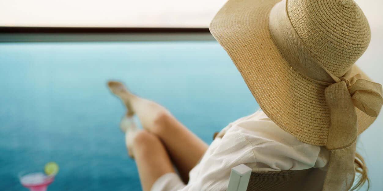 Chapeaux, bonnets et casquettes femme : des accessoires qui affirment le style. Lignes soignées, matières choisies, silhouettes équilibrées. À porter en toutes saisons pour conjuguer élégance, confort et personnalité au quotidien.