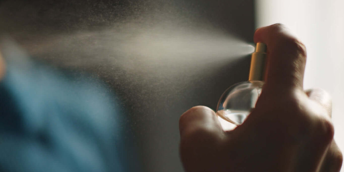 Vaporisation des brumes parfumées LUXTORE pour une expérience sensorielle raffinée.