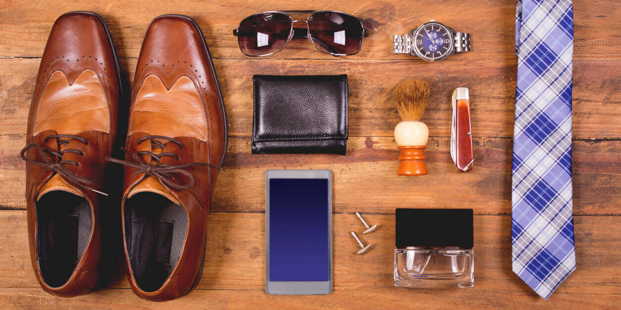 Accessoires homme chez LUXTORE : ceintures, sacs, montres, chapeaux et objets du quotidien choisis pour leur raffinement. Des pièces de caractère pour sublimer l’allure masculine avec élégance et précision.