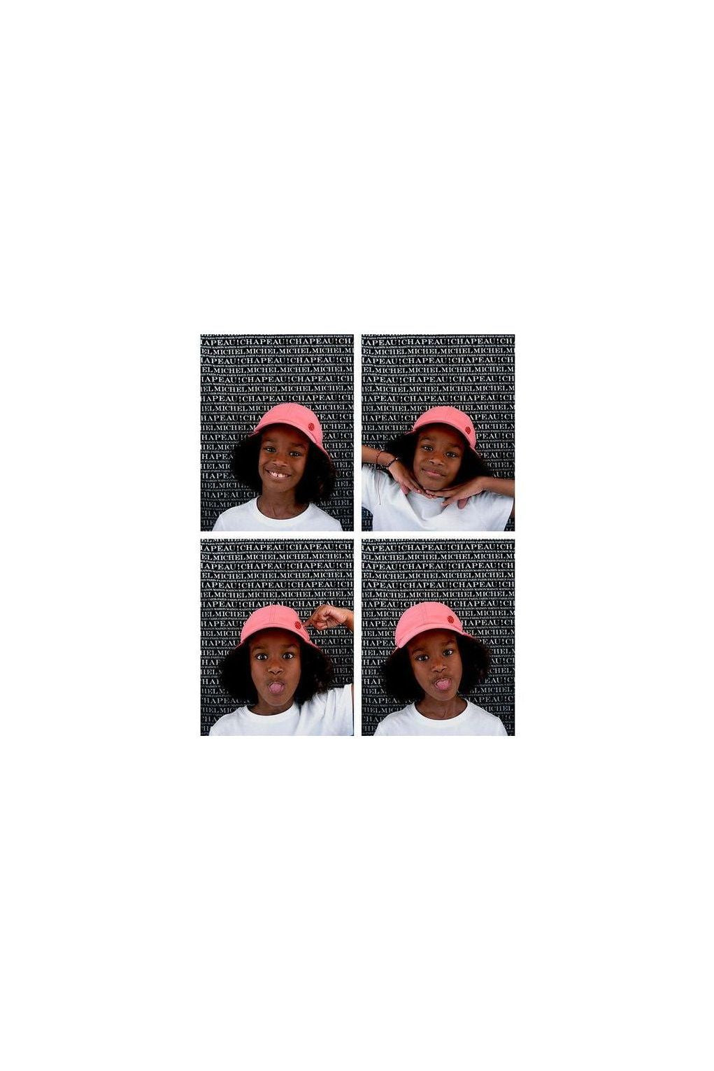 Enfant souriant portant une casquette gabin rose corail, montrant différentes poses amusantes sur fond de logo Maison Michel.