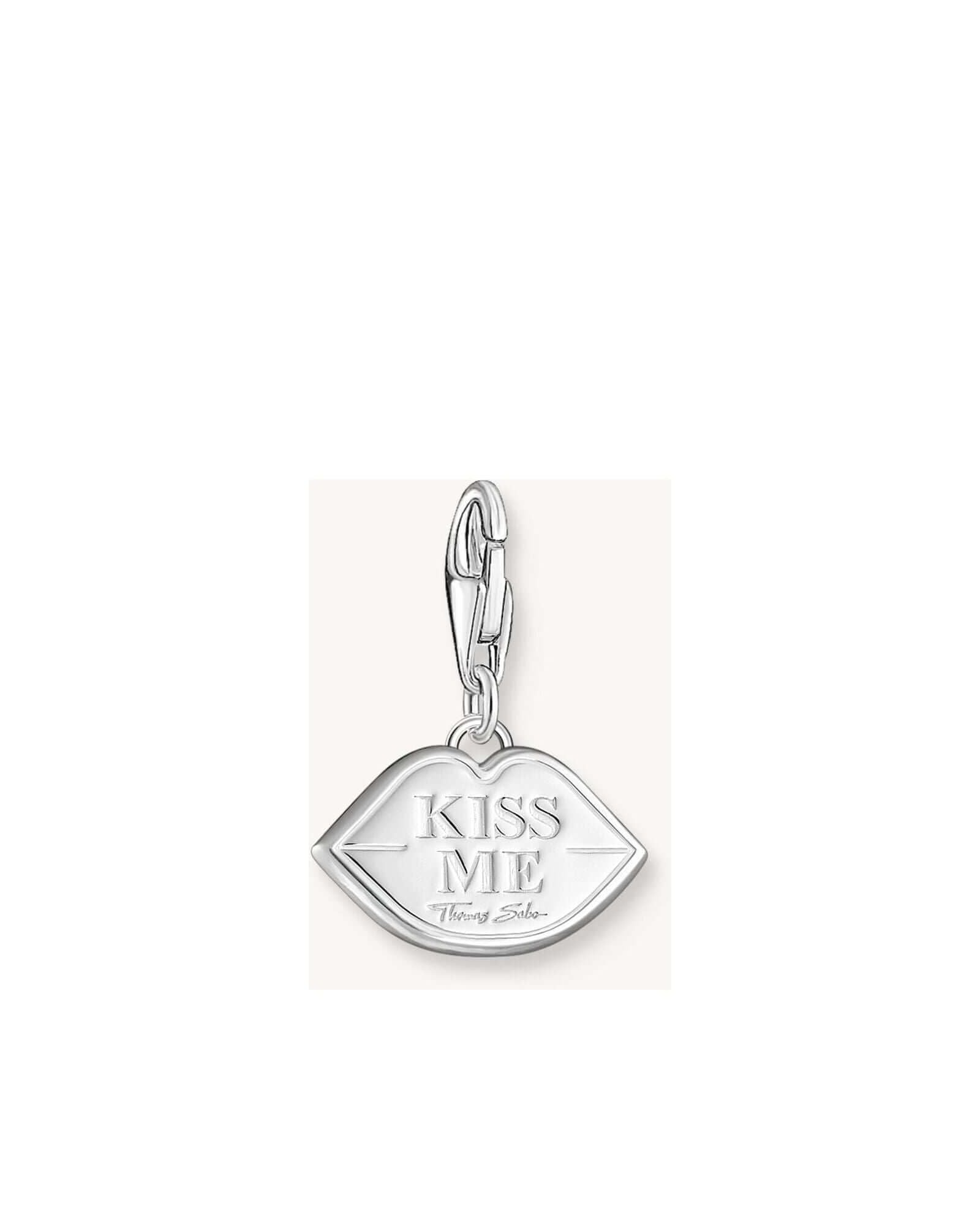 Pendentif charm en argent avec motif de lèvres et inscription 'KISS ME', émaillé à la main en rouge.