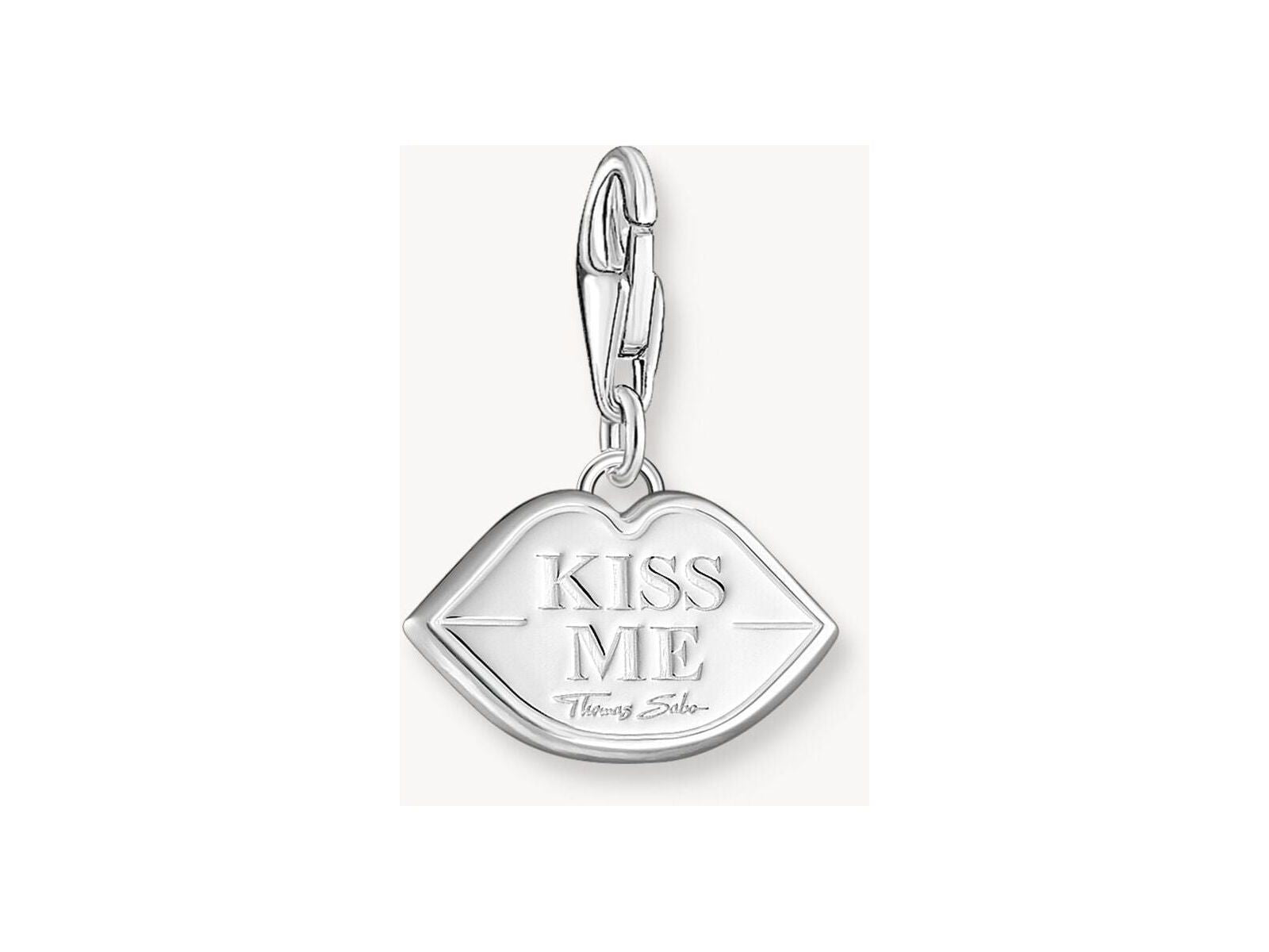 Pendentif charm en argent avec motif de lèvres et inscription 'KISS ME', émaillé à la main en rouge.