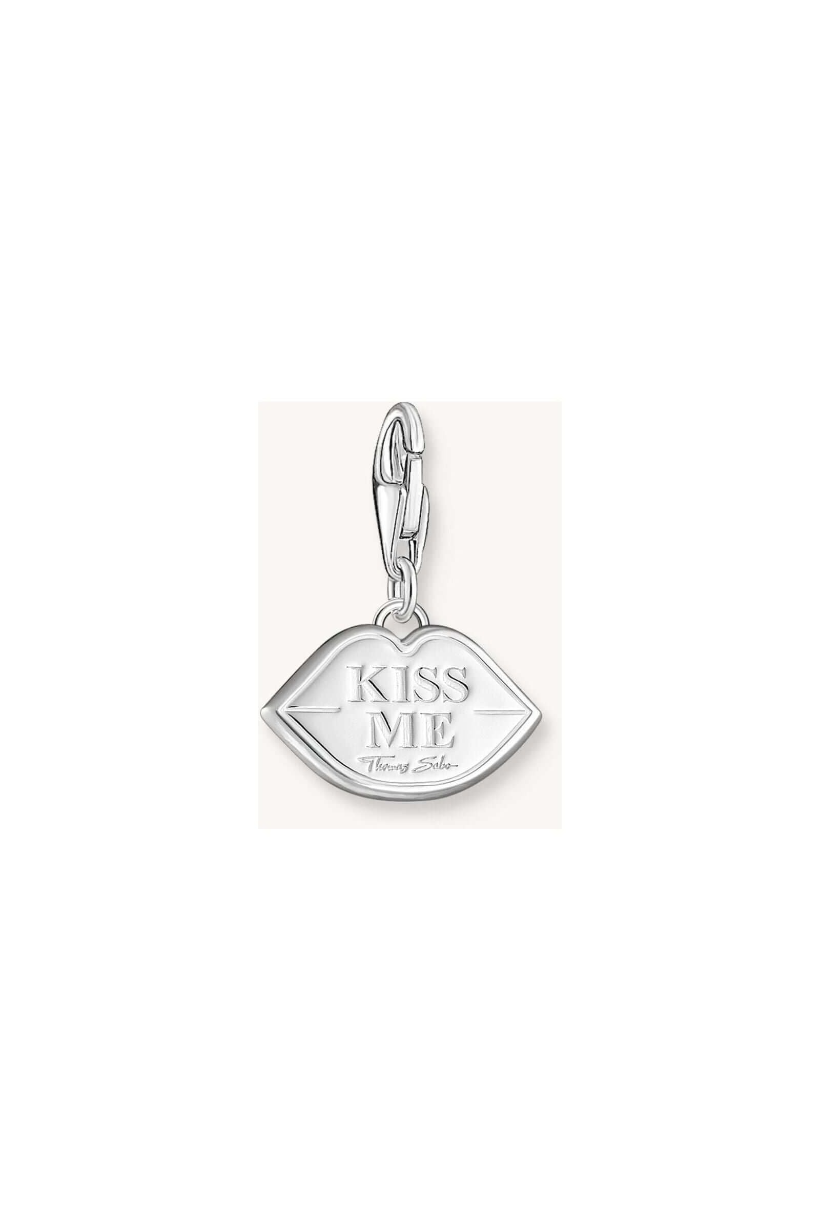 Pendentif charm en argent avec motif de lèvres et inscription 'KISS ME', émaillé à la main en rouge.