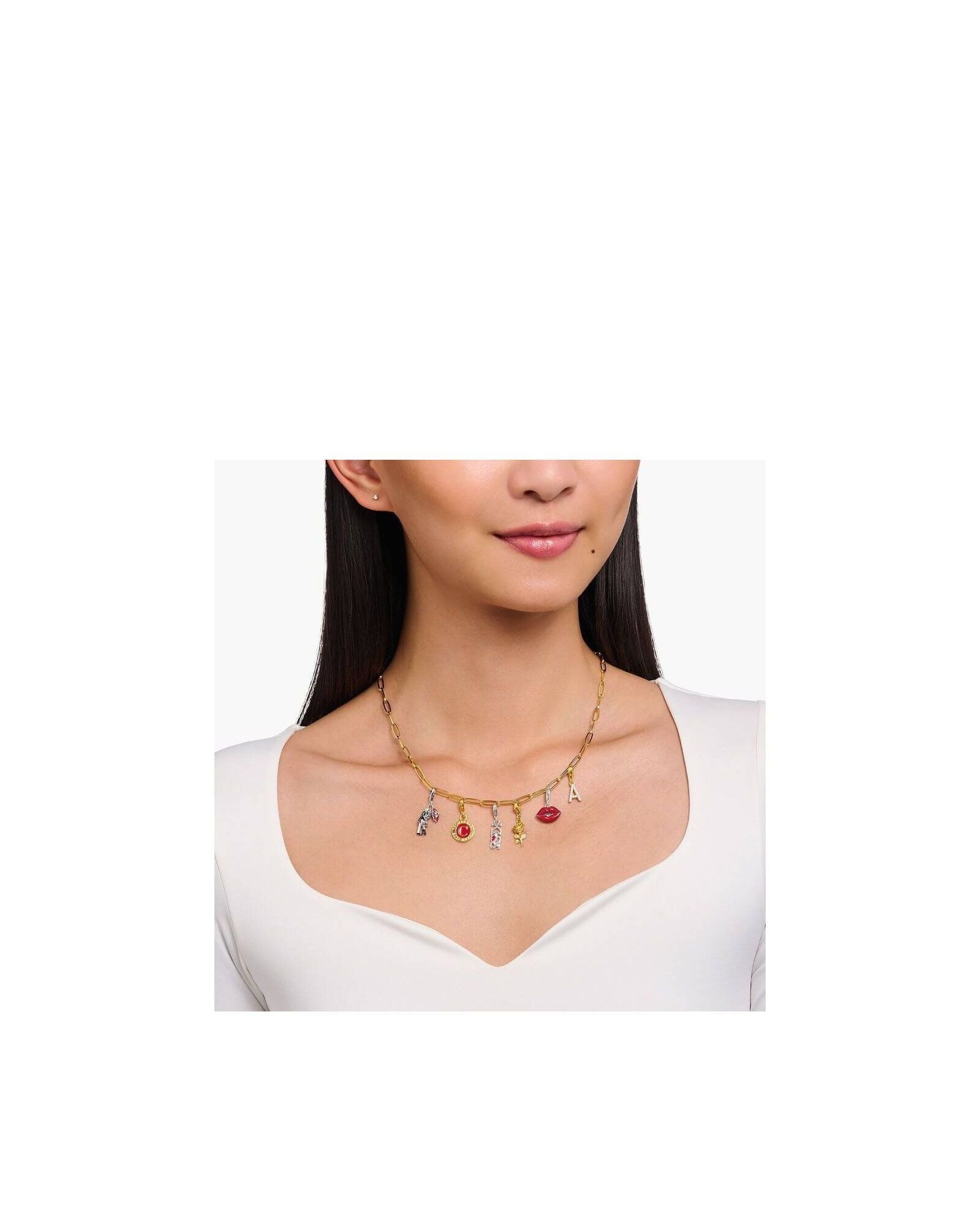 Collier en chaîne avec pendentifs charm, incluant une bouche en cœur rouge et d'autres breloques élégantes.