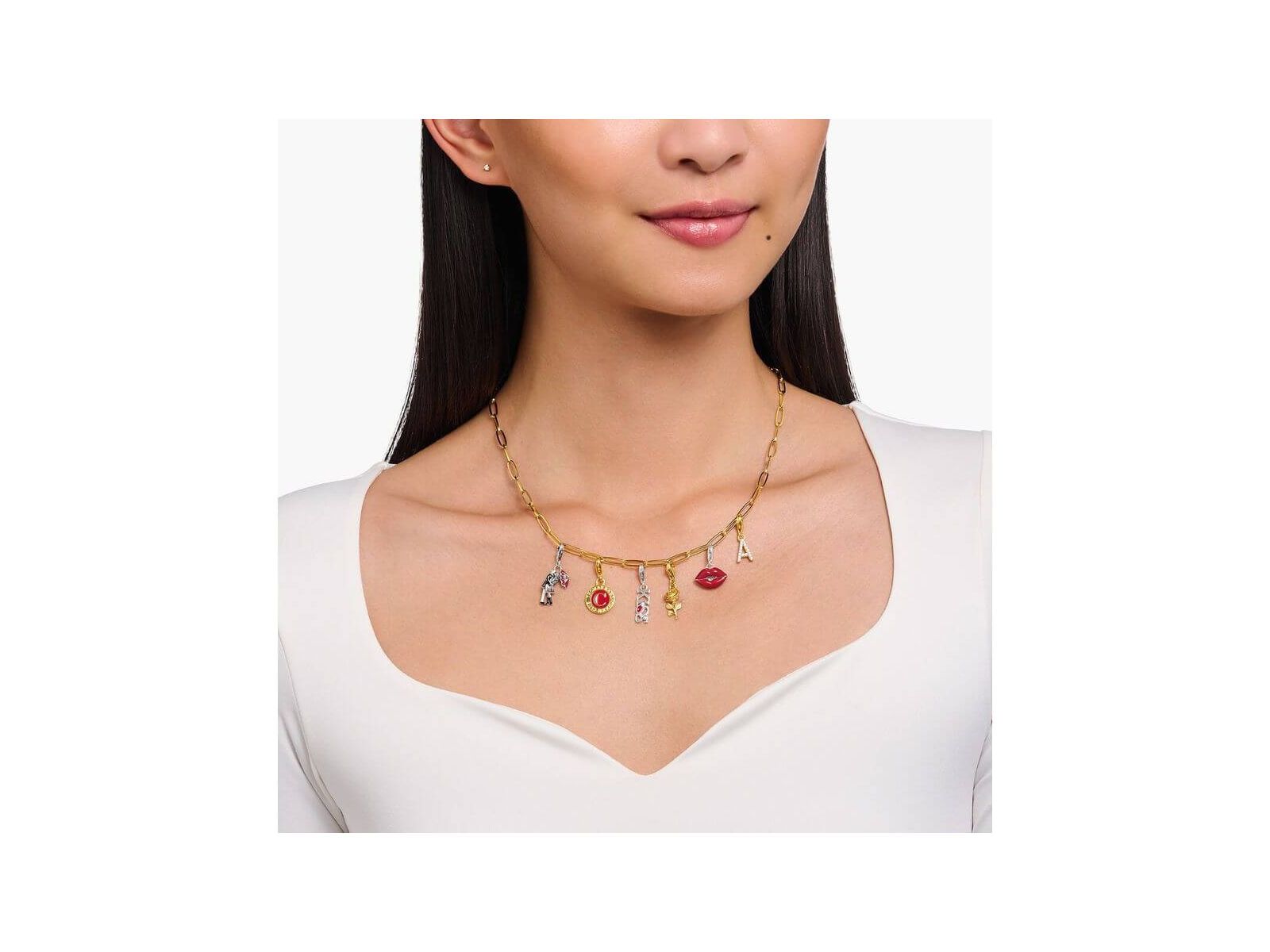 Collier en chaîne avec pendentifs charm, incluant une bouche en cœur rouge et d'autres breloques élégantes.