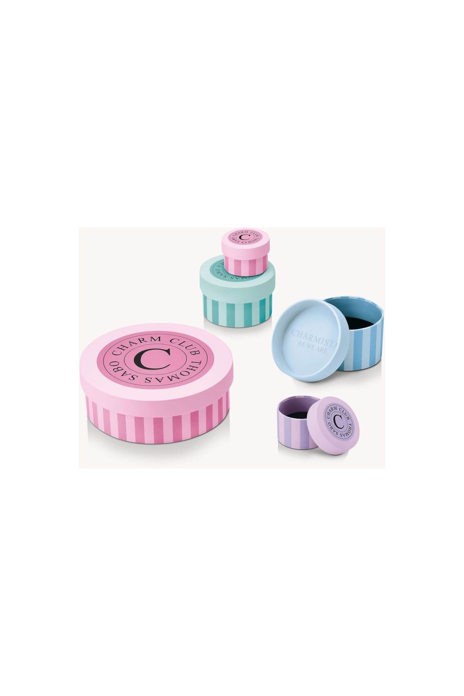 Boîtes colorées de la Charm Club de Thomas Sabo, rose et bleu, élégantes pour ranger vos charms.