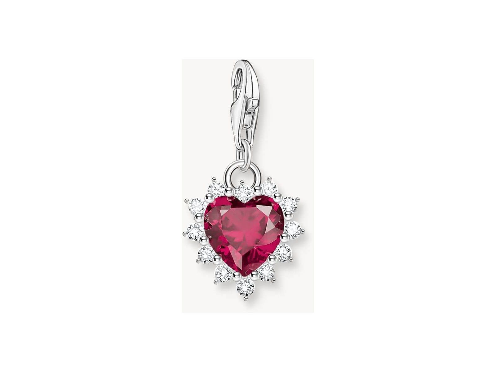 Pendentif charm cœur en argent avec saphir rouge et pierres en zirconium blanc, bijou élégant et raffiné.