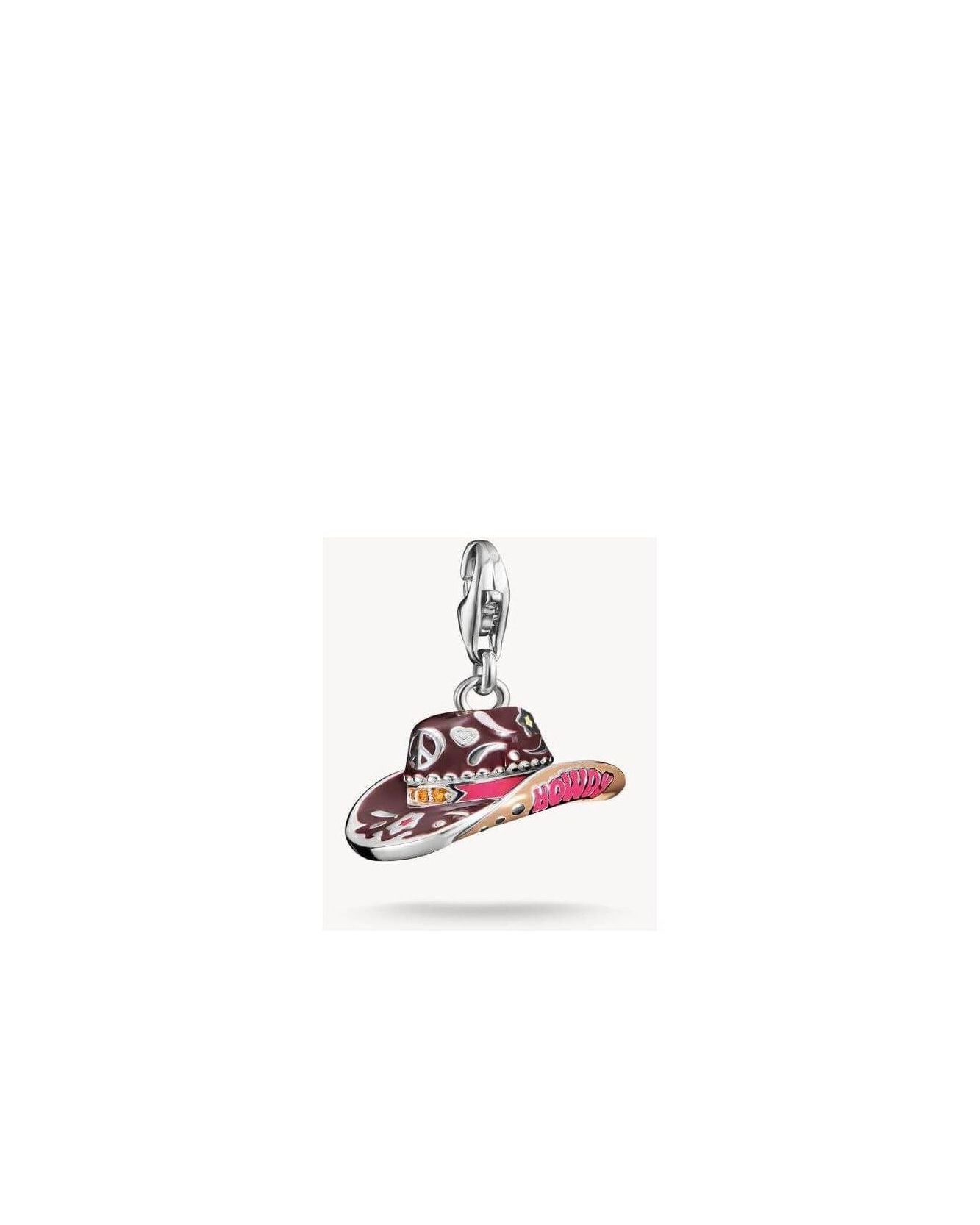 Pendentif charm en argent en forme de chapeau de cowboy avec peinture à la main et zircons orange, inscription 'Howdy'.