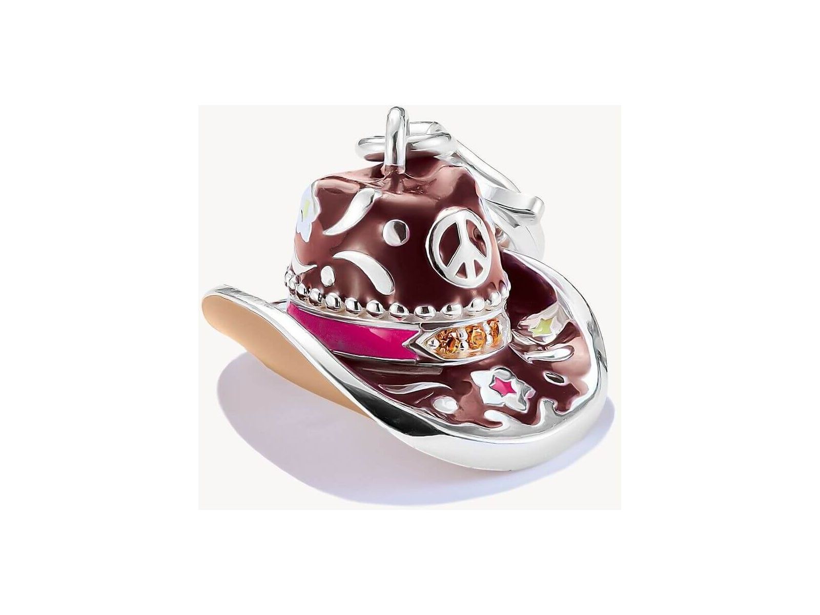Pendentif charm en argent en forme de chapeau de cowboy, décoré d'émaux colorés et pierres zirconium.