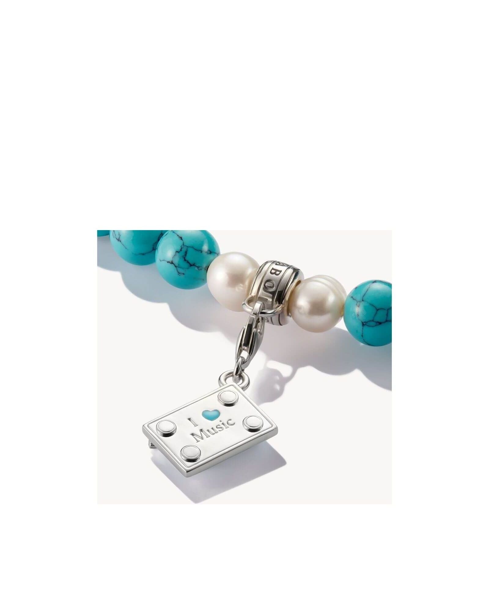 Pendentif charm argent 'I love Music' avec perles turquoise et blanches, design musical élégant et écologique.