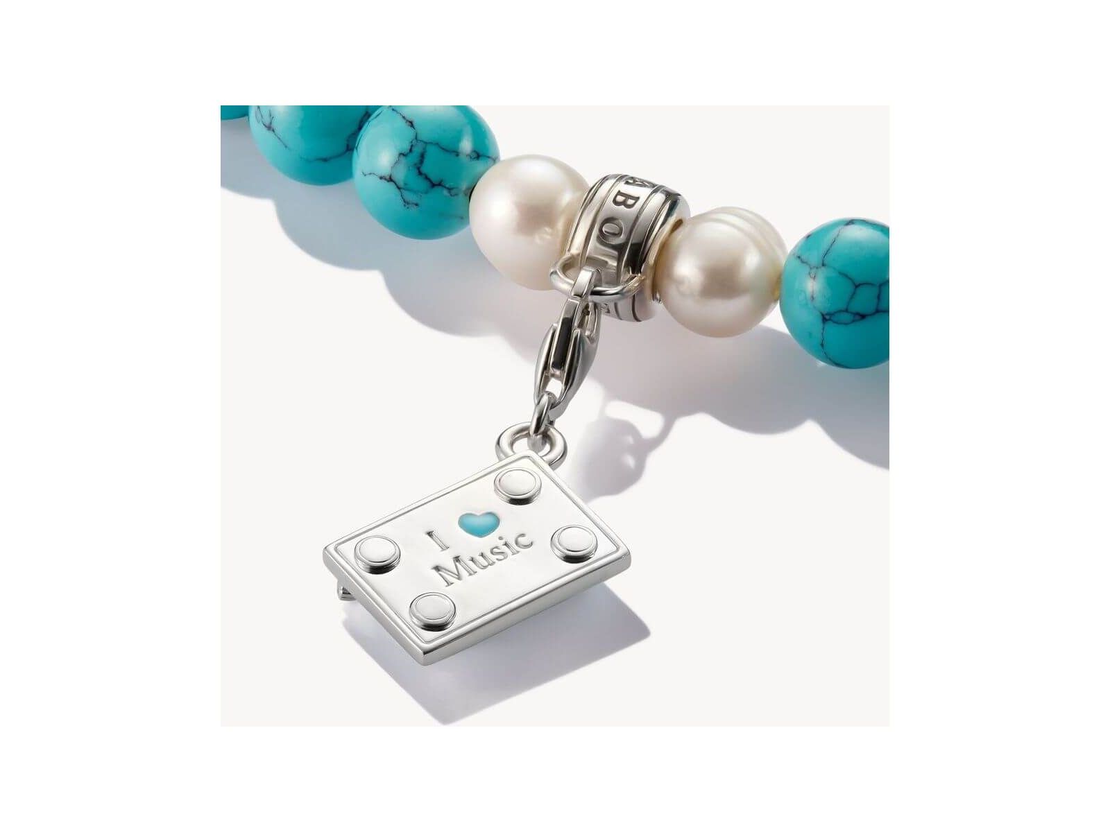 Pendentif charm argent 'I love Music' avec perles turquoise et blanches, design musical élégant et écologique.