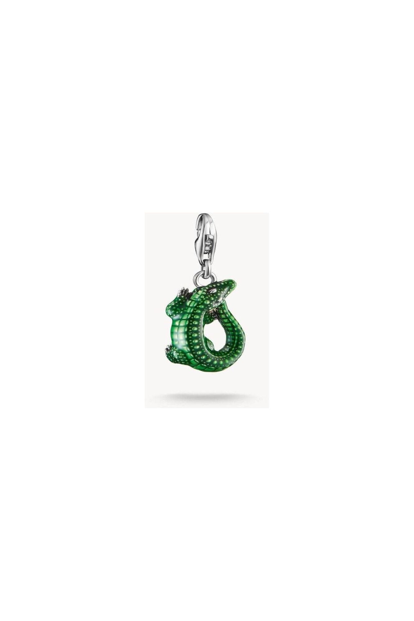Pendentif charm crocodile en argent recyclé avec émail vert, ajoutant élégance et originalité à votre style.