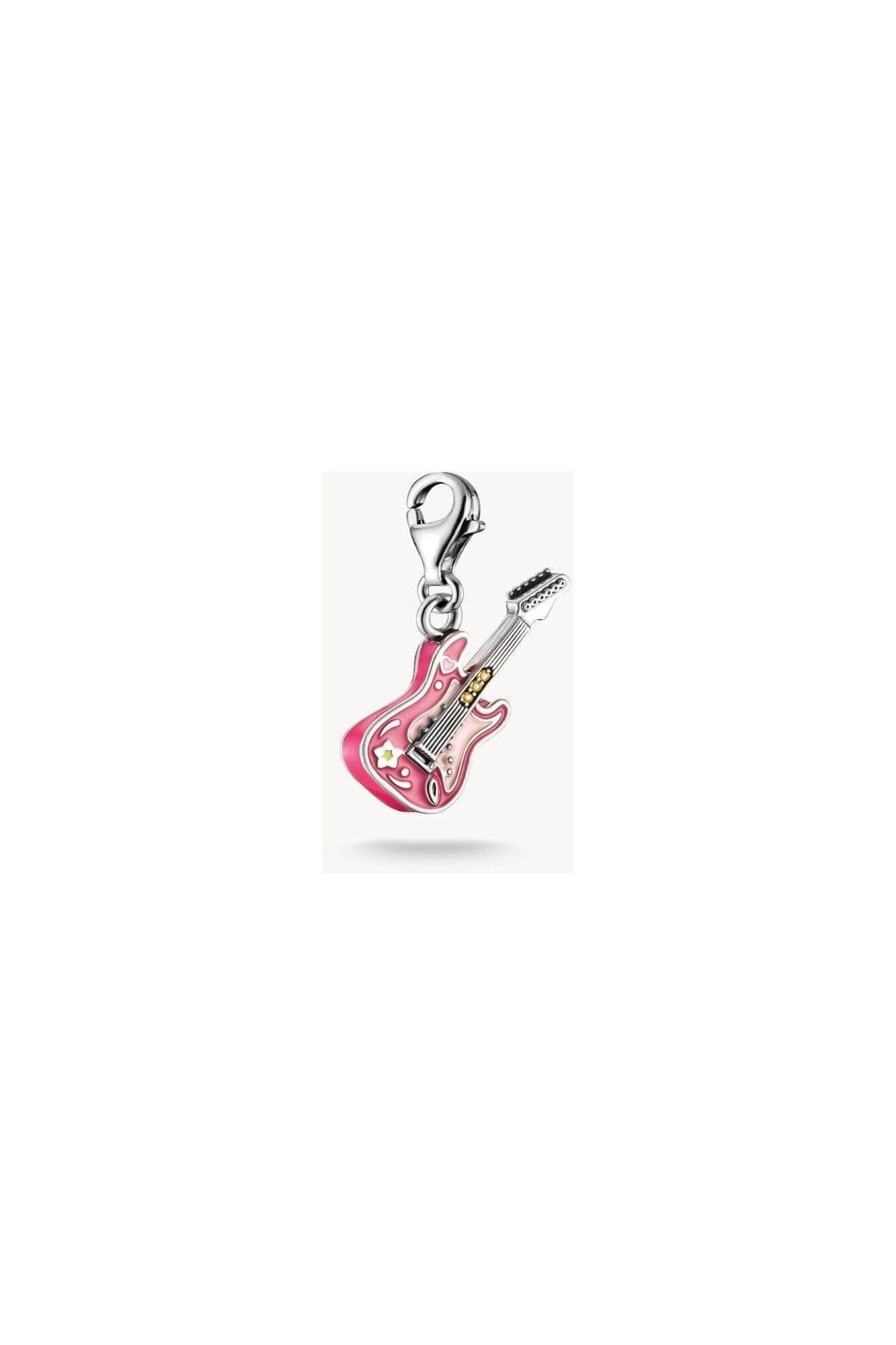 Pendentif charm guitare électrique en argent avec émail coloré et détails raffinés.