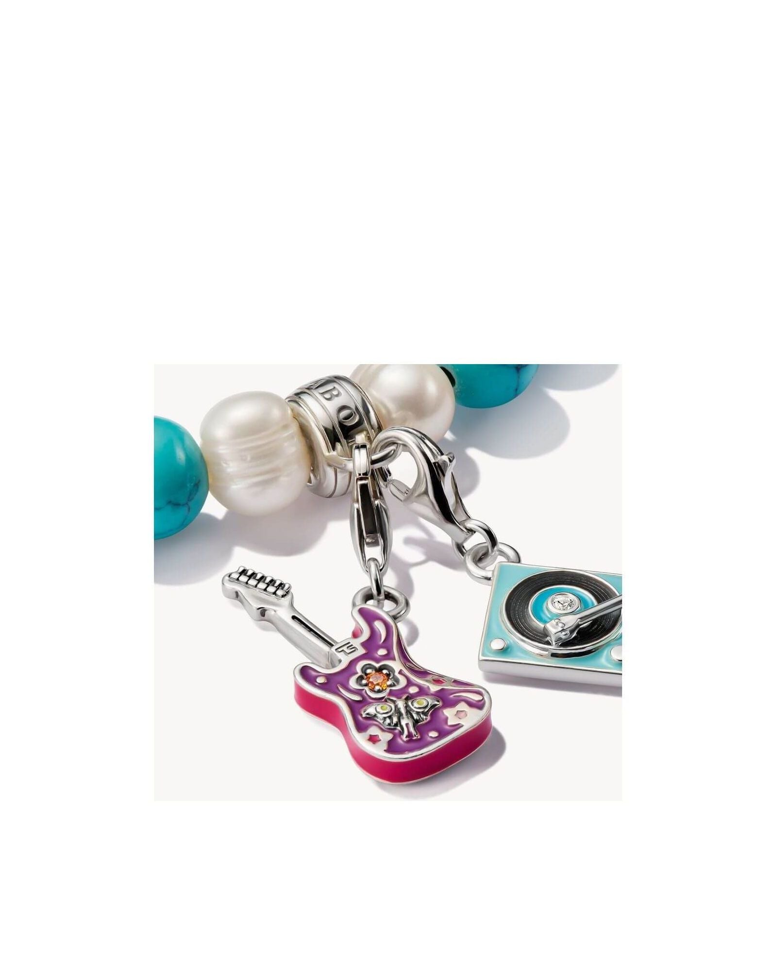 Pendentif charm guitare électrique en argent avec détails floraux et émail coloré.