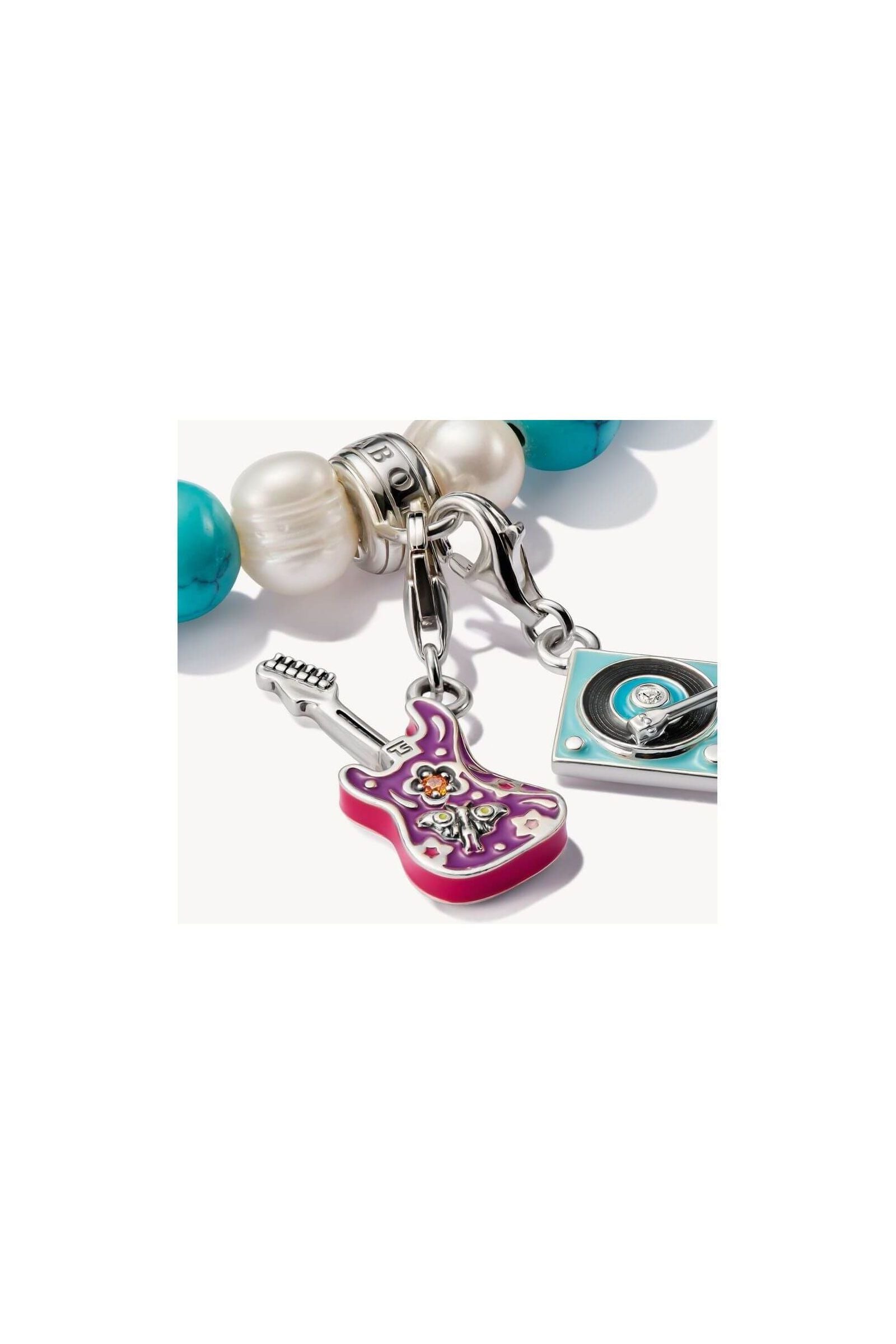 Pendentif charm guitare électrique en argent avec détails floraux et émail coloré.