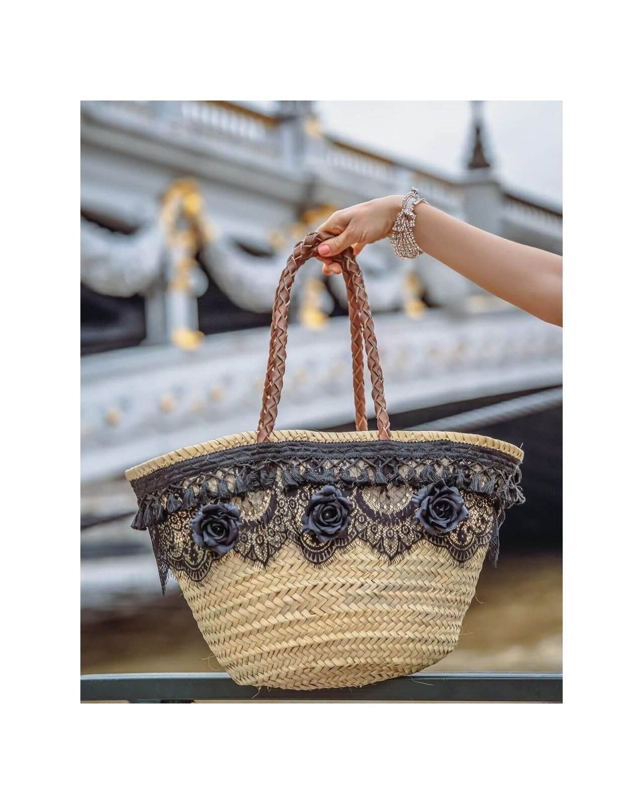 Panier noir élégant avec rose noire, tissé en osier, parfait pour les sorties en ville ou à la plage.
