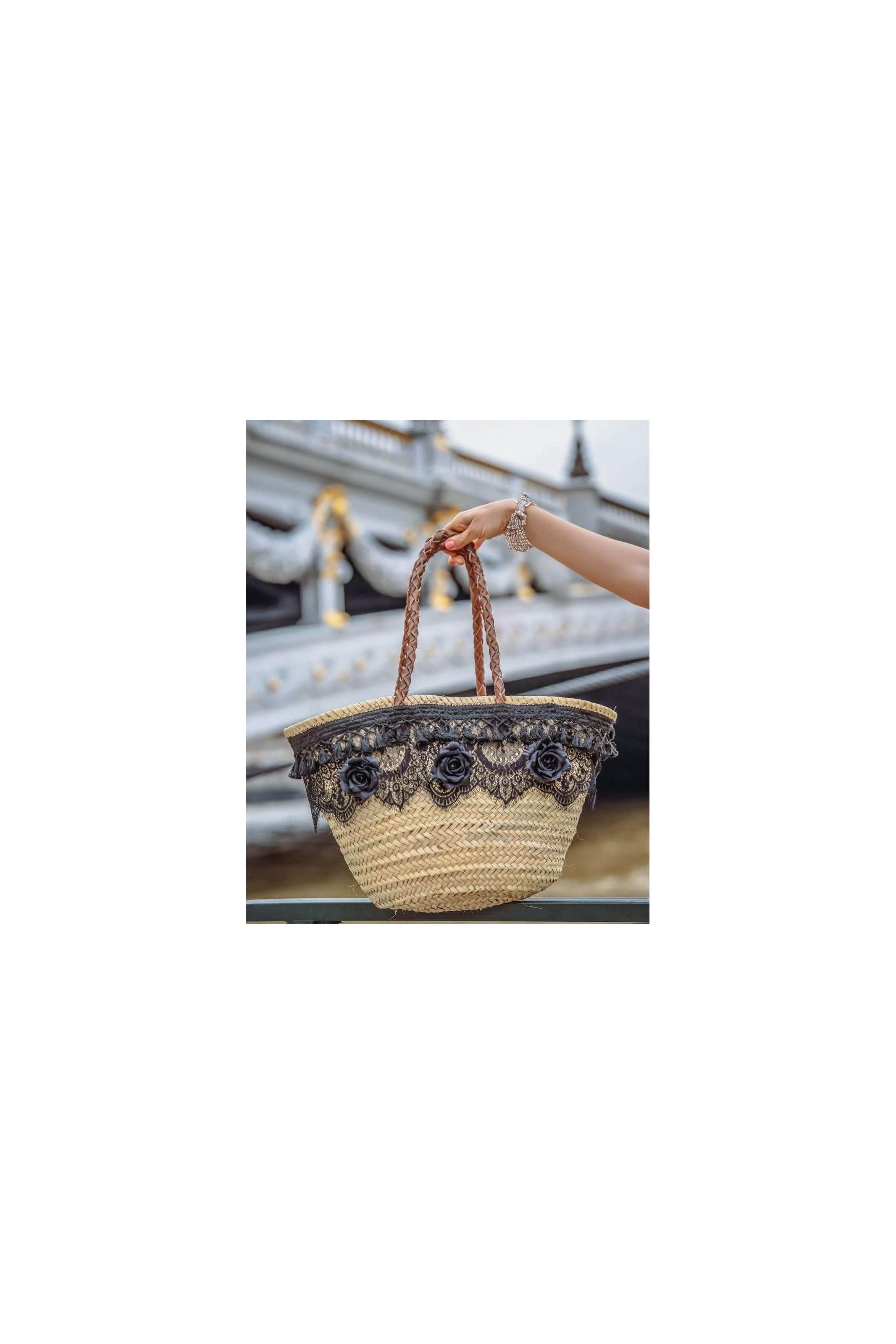 Panier noir élégant avec rose noire, tissé en osier, parfait pour les sorties en ville ou à la plage.