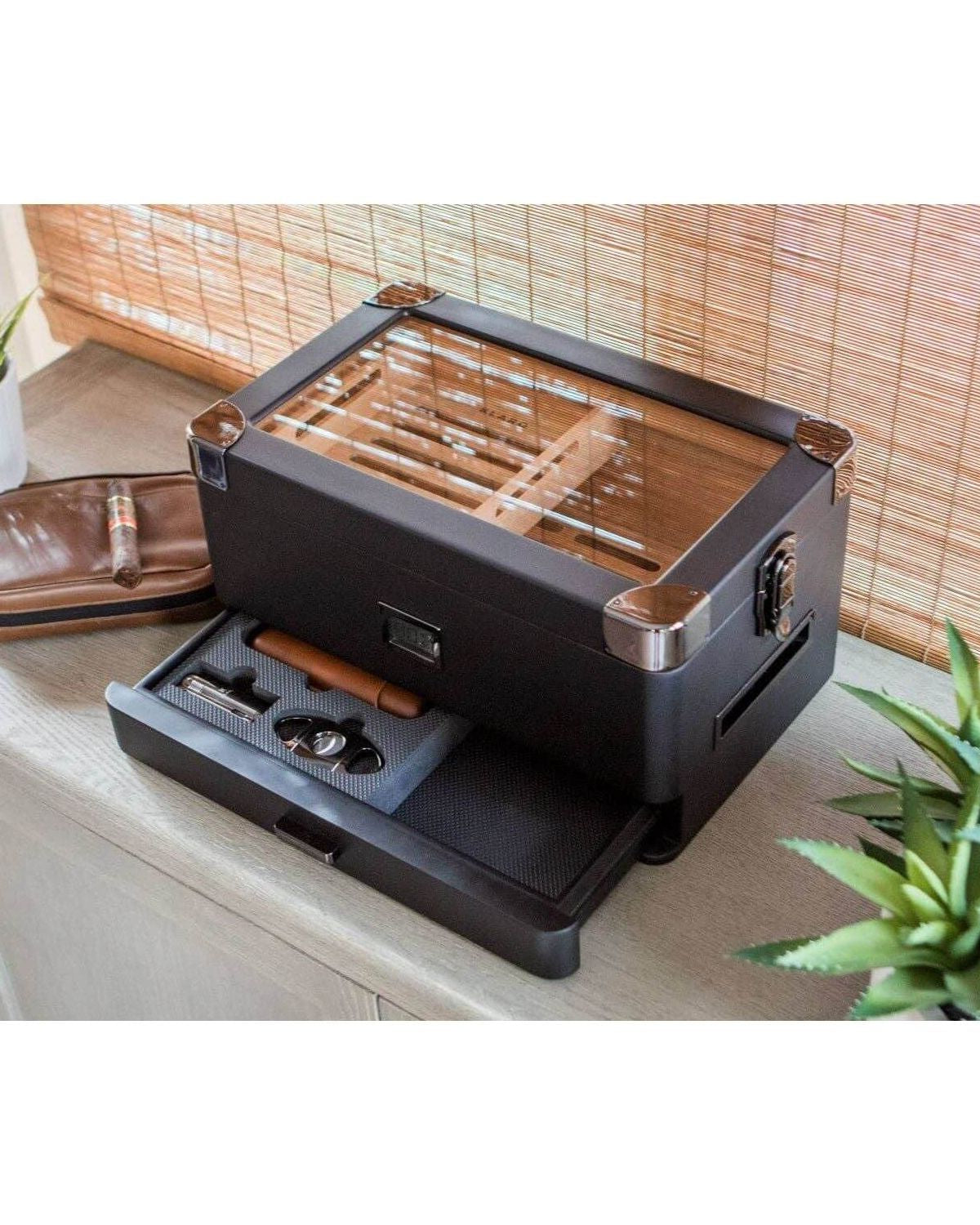 Humidor militaire Black Edition with glass lid and accessories, featuring sleek matte black finish and modern design.