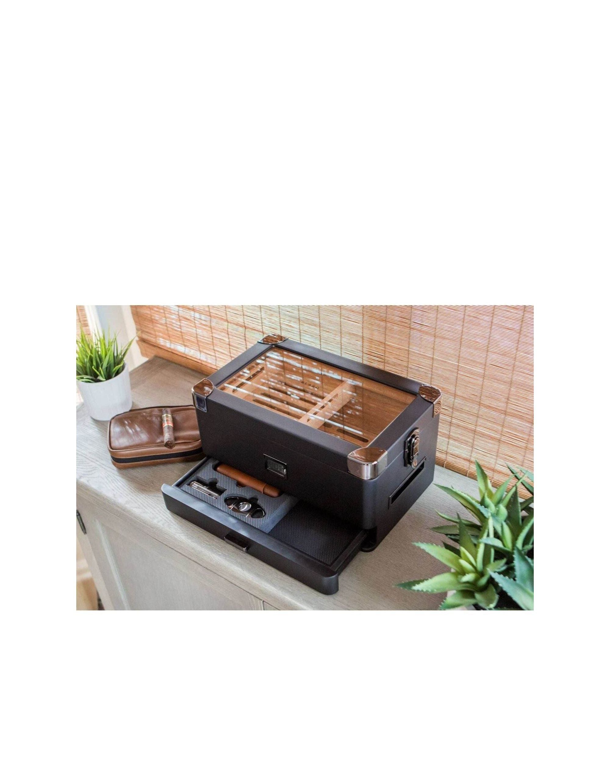 Humidor militaire Black Edition with glass lid and accessories, featuring sleek matte black finish and modern design.