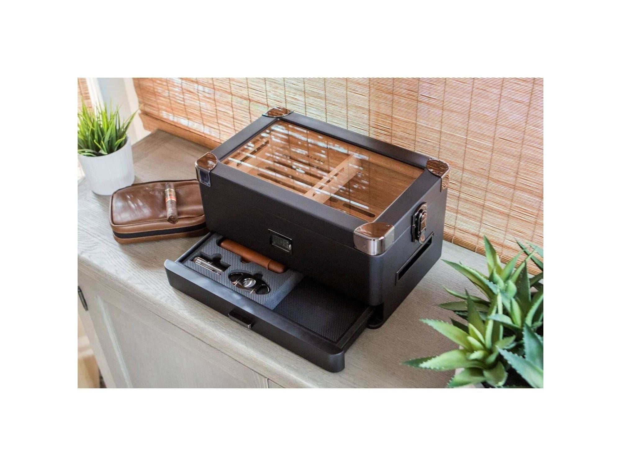 Humidor militaire Black Edition with glass lid and accessories, featuring sleek matte black finish and modern design.