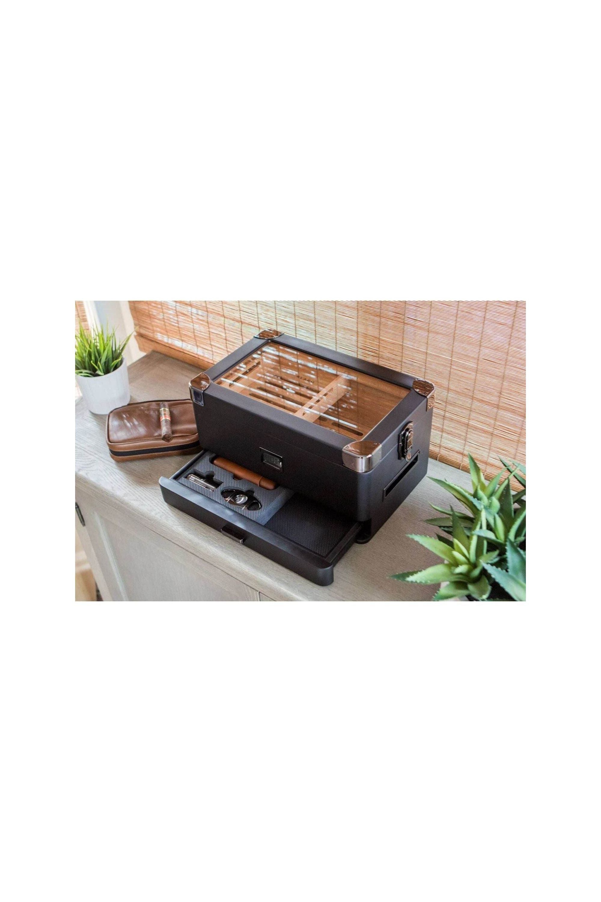 Humidor militaire Black Edition with glass lid and accessories, featuring sleek matte black finish and modern design.