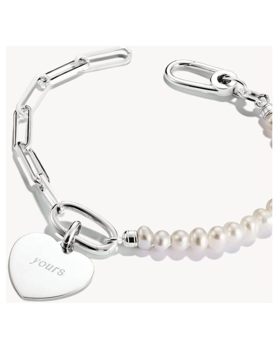 Pendentif charm en argent en forme de cœur avec perles, gravé 'yours', sur bracelet élégant.