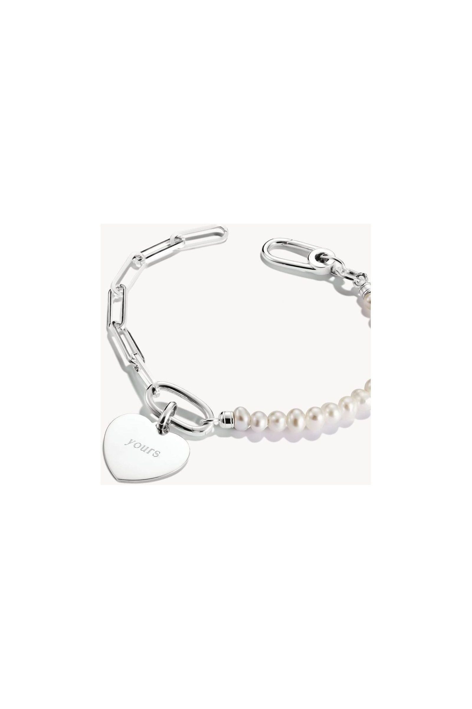 Pendentif charm en argent en forme de cœur avec perles, gravé 'yours', sur bracelet élégant.