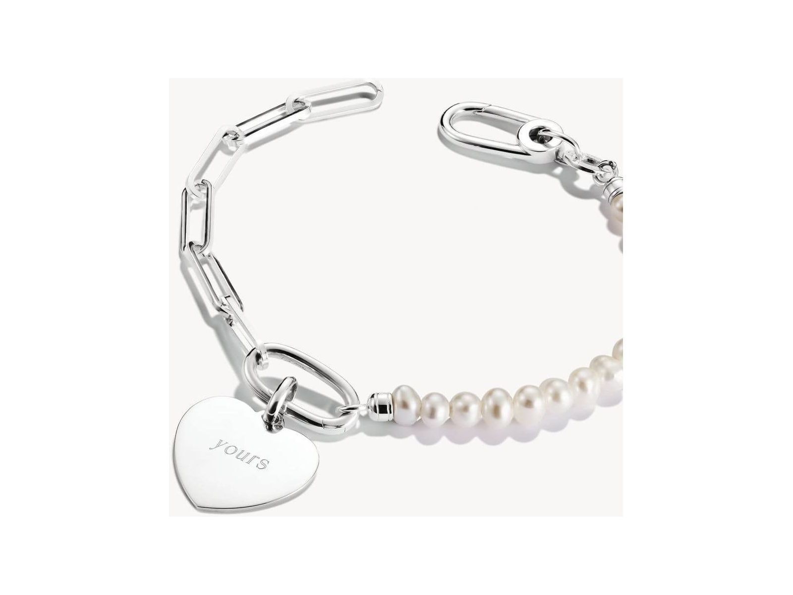 Pendentif charm en argent en forme de cœur avec perles, gravé 'yours', sur bracelet élégant.