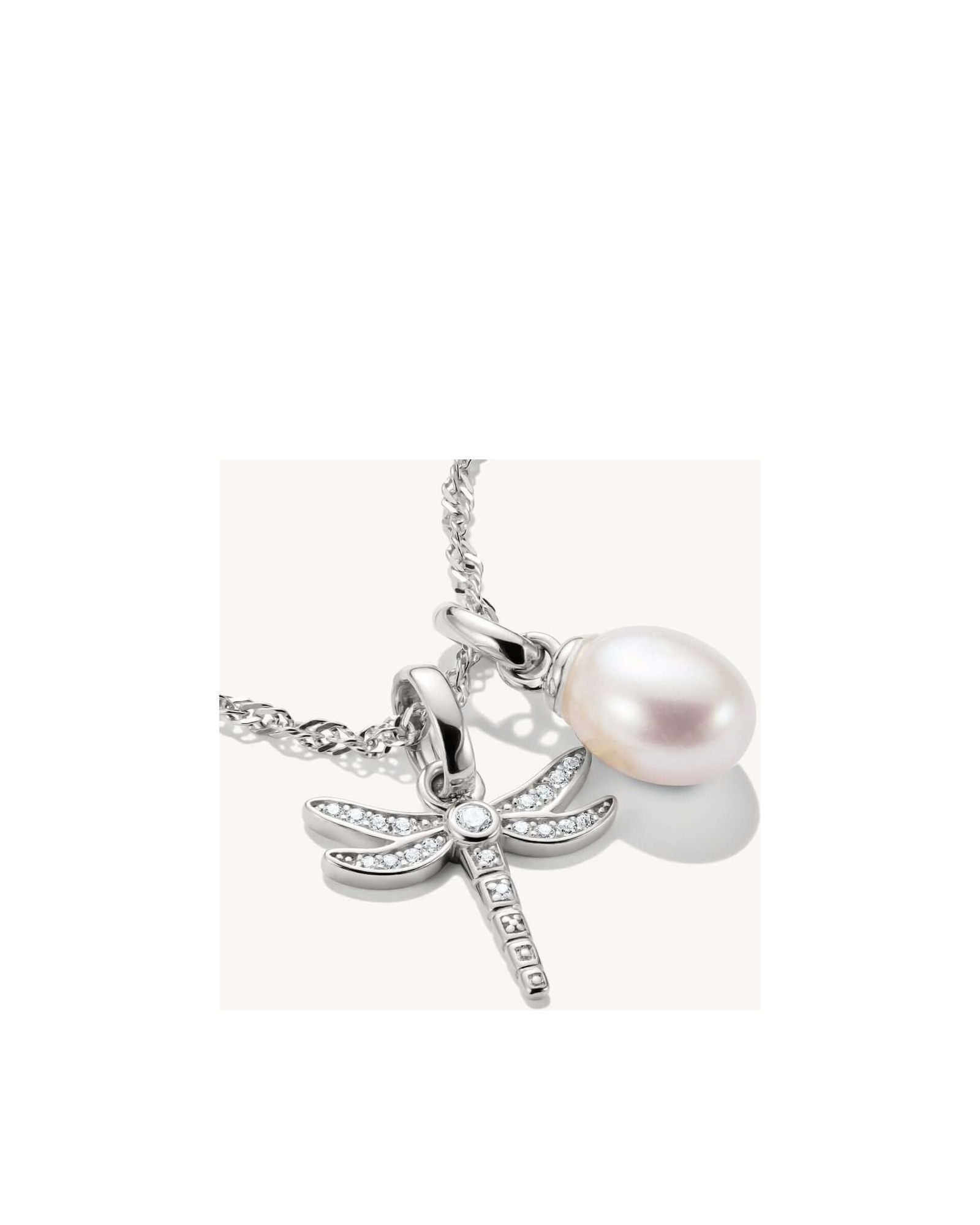Pendentif charm libellule en argent 925 avec pierres zirconium et perle sur chaîne, design délicat et élégant.