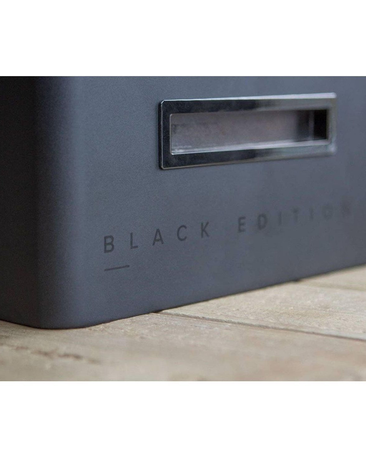Humidor Militaire Black Edition featuring a matte black finish and modern stencil design.
