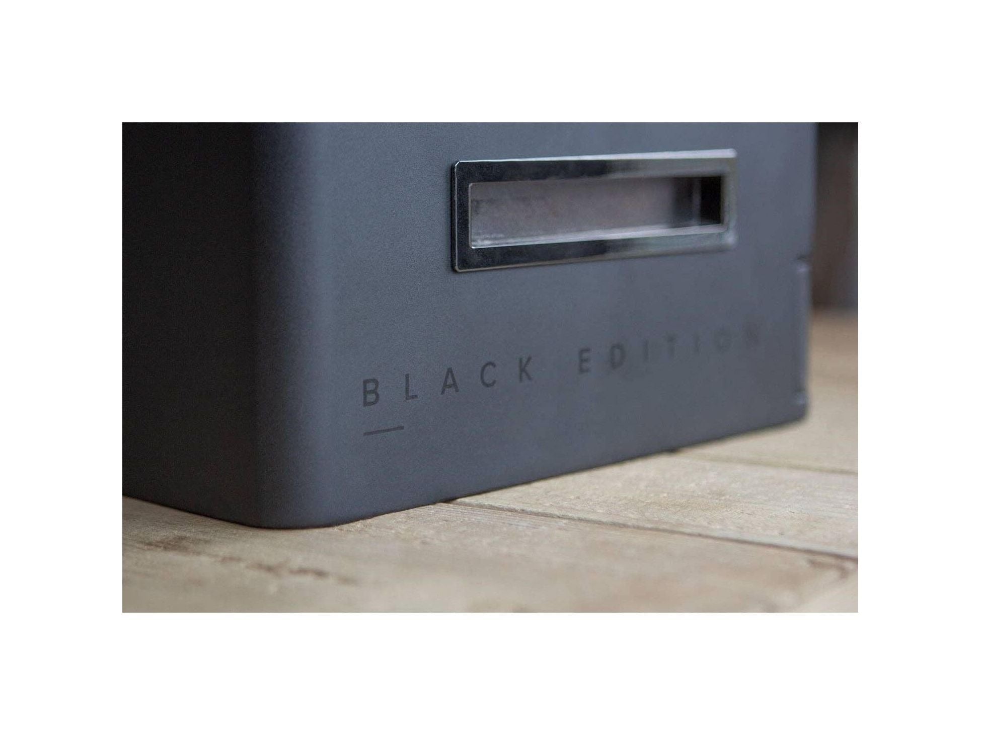 Humidor Militaire Black Edition featuring a matte black finish and modern stencil design.