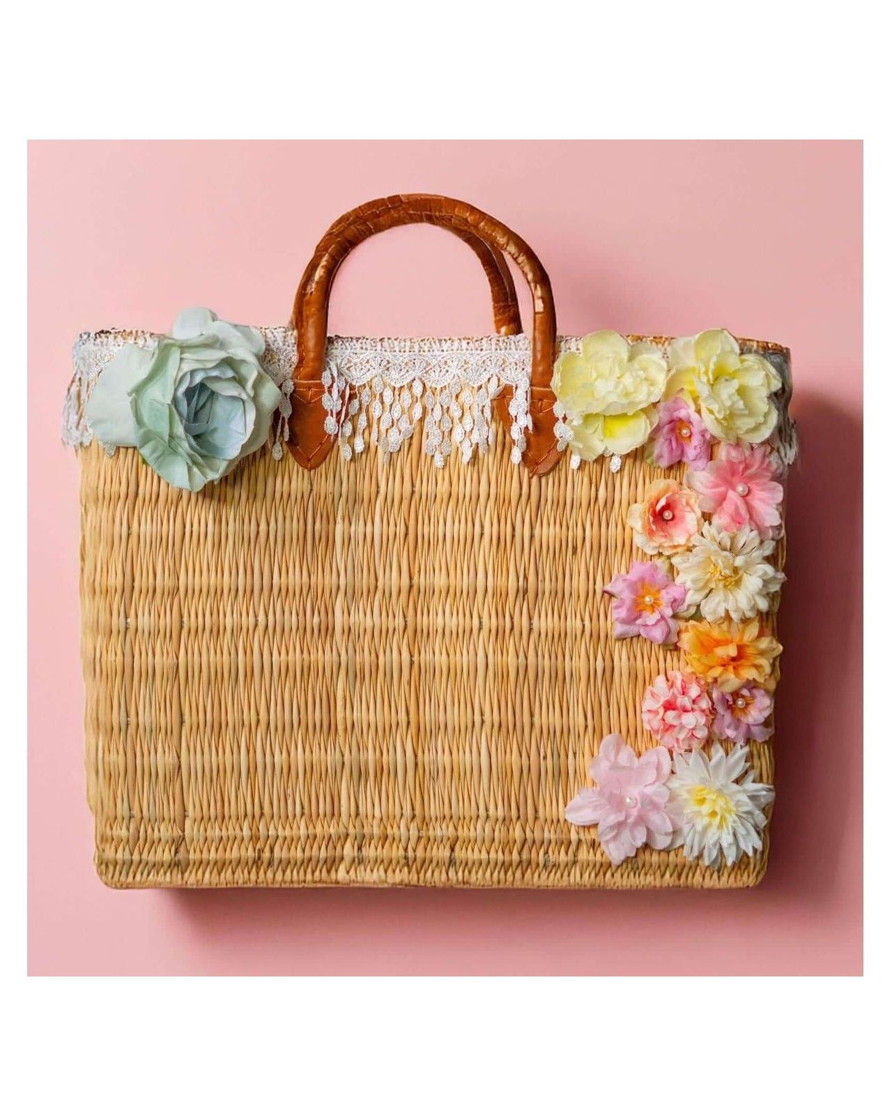 Sac panier décoré de fleurs colorées, élégant et léger, parfait pour sorties estivales.