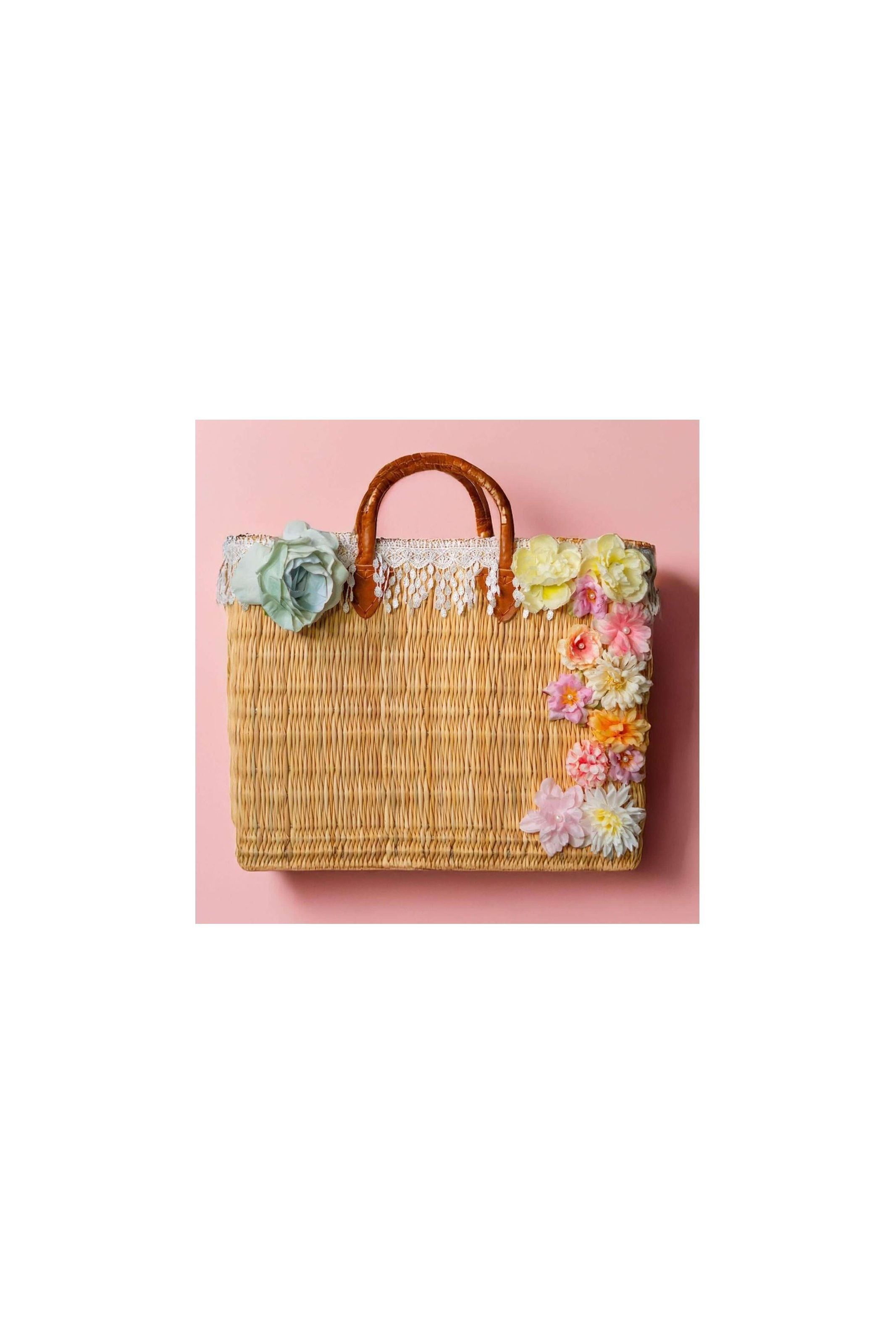 Sac panier décoré de fleurs colorées, élégant et léger, parfait pour sorties estivales.
