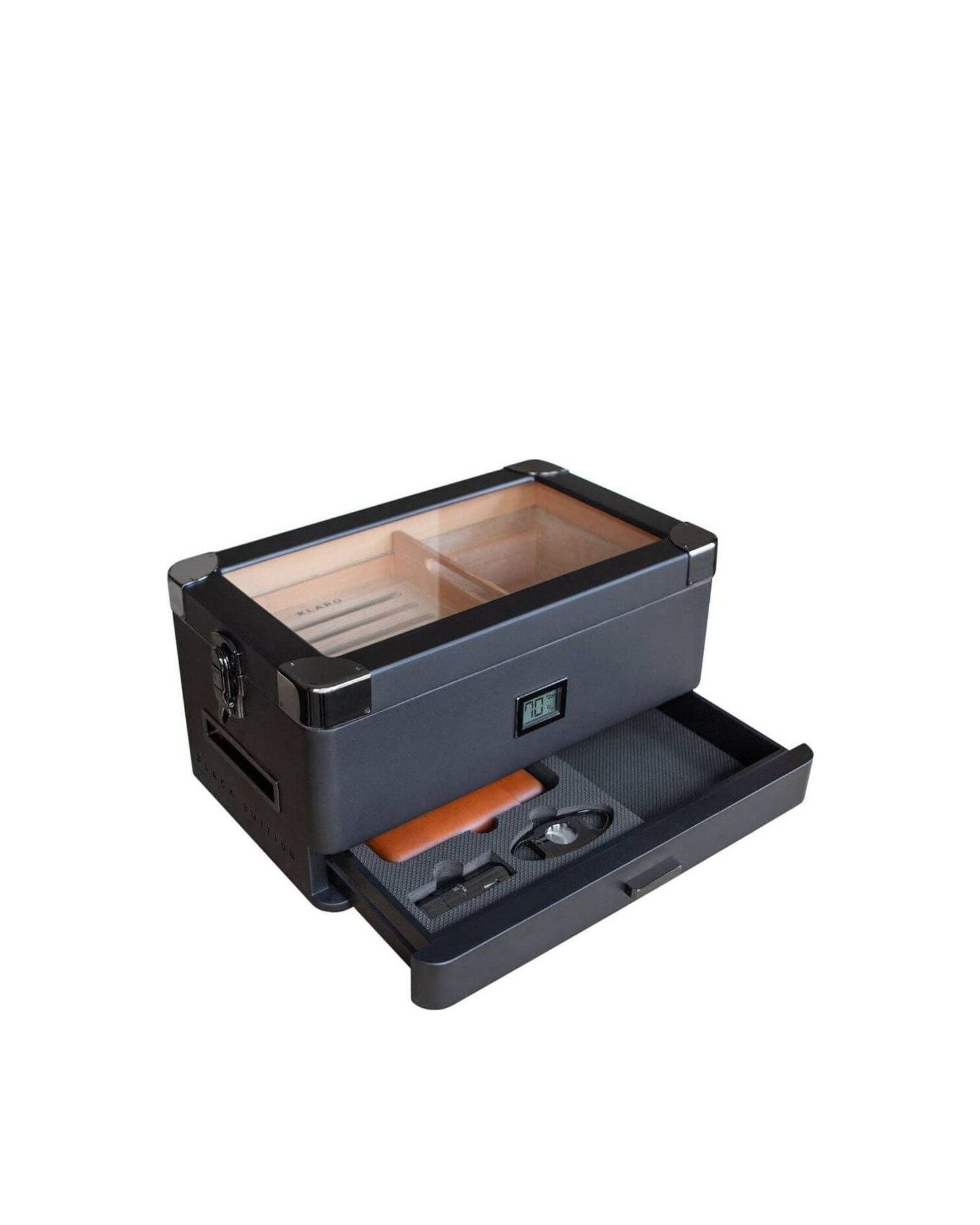 Humidor militaire Black Edition, cave à cigares en noir mat avec système de rangement et humidificateur intégré.