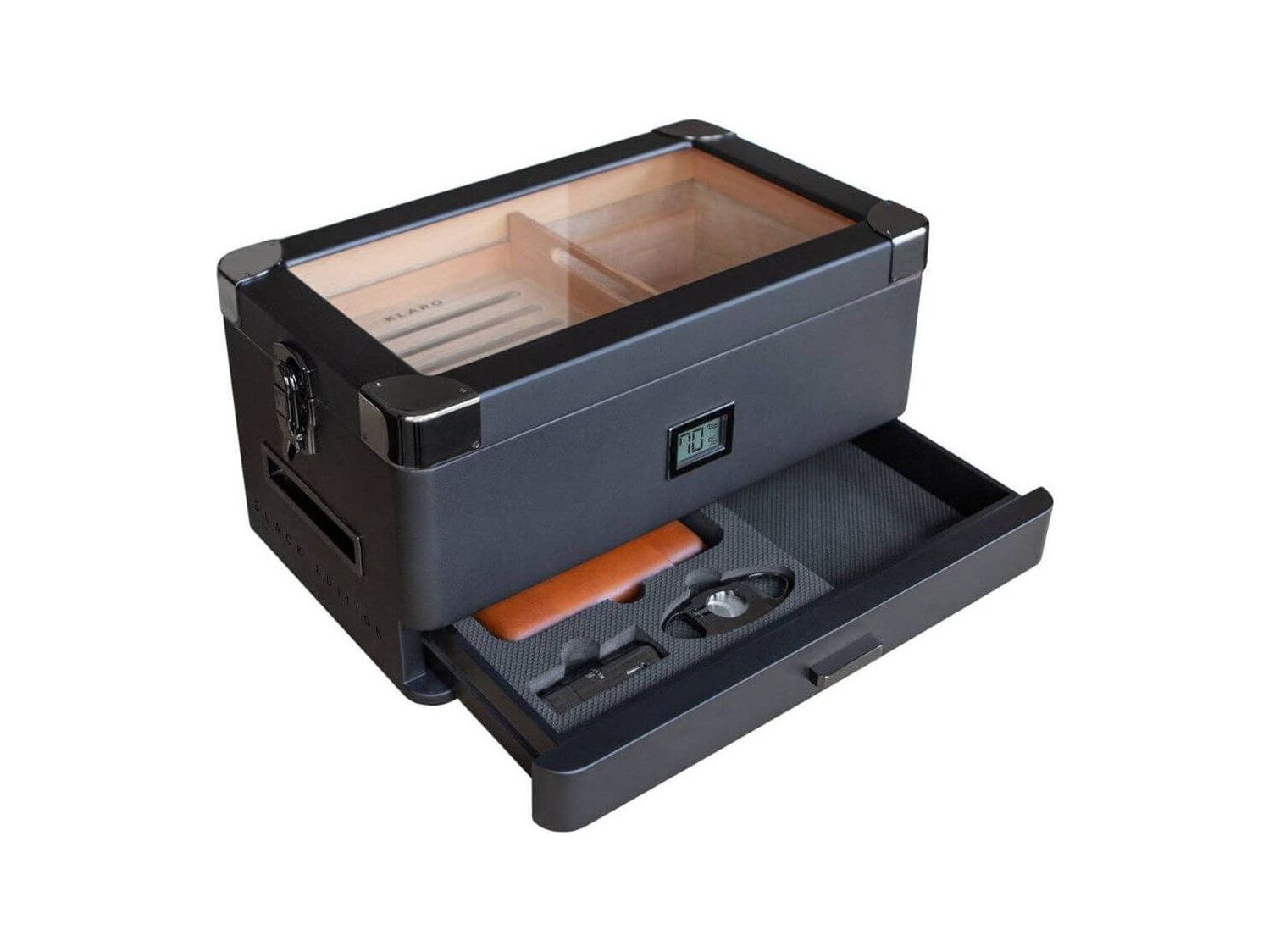 Humidor militaire Black Edition, cave à cigares en noir mat avec système de rangement et humidificateur intégré.