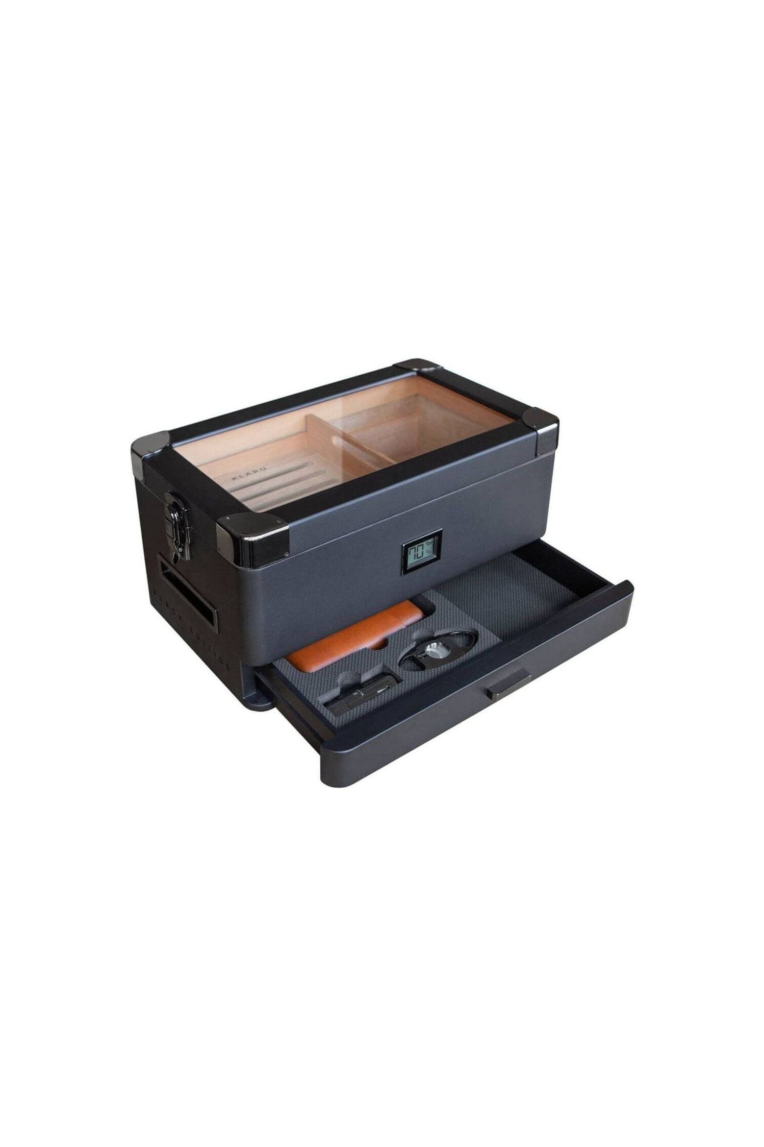 Humidor militaire Black Edition, cave à cigares en noir mat avec système de rangement et humidificateur intégré.