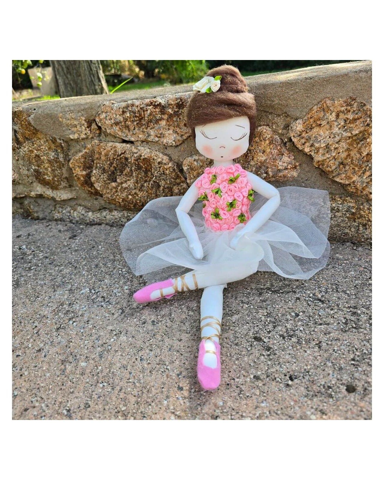 Poupée Ballerine en chiffon doux, ornée de roses délicates, parfaite pour décoration ou cadeau.