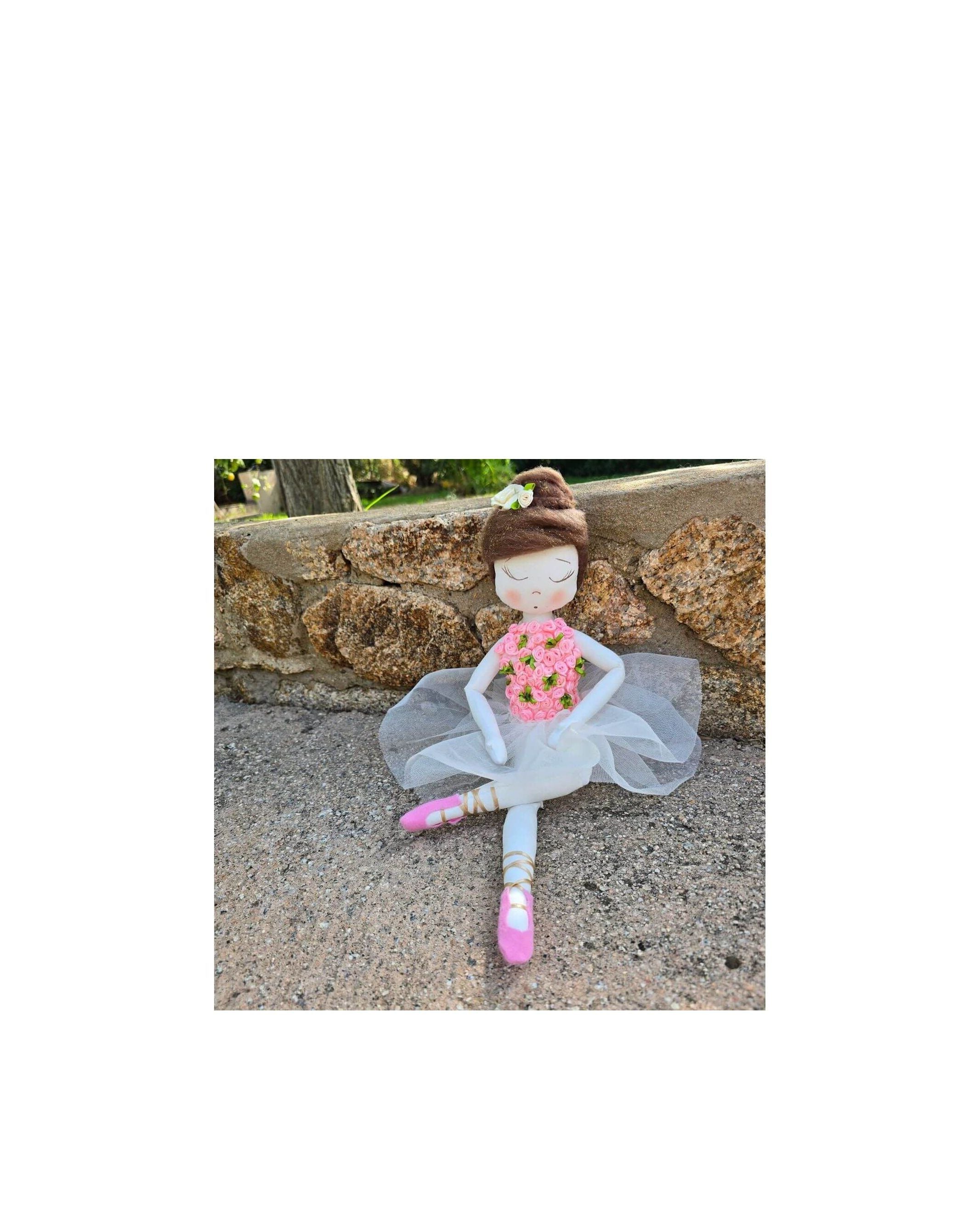 Poupée Ballerine en chiffon doux, ornée de roses délicates, parfaite pour décoration ou cadeau.