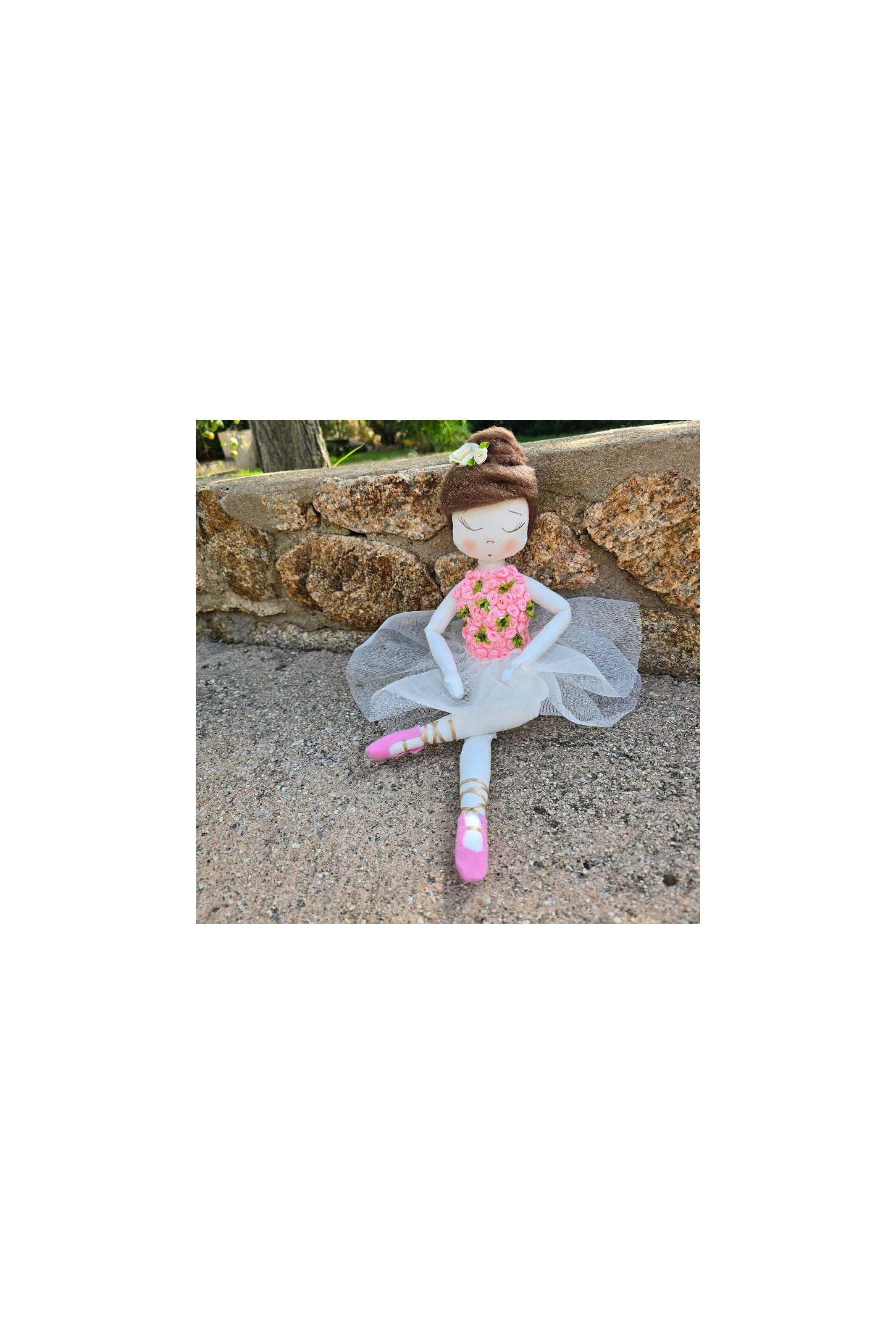 Poupée Ballerine en chiffon doux, ornée de roses délicates, parfaite pour décoration ou cadeau.